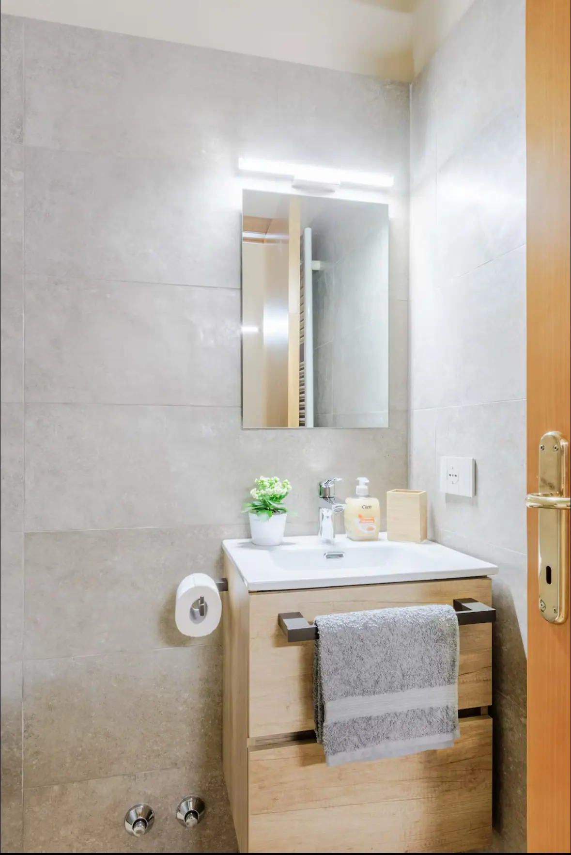 Bathrooms — photo 4